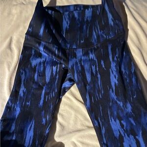 GUC Lululemon Blue and Black 23” Crops Size 6